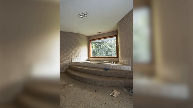 Abandoned Flint Stone Mansion With Massive Swimming Pool Found In The Middle Of Nowhere смотреть онлайн