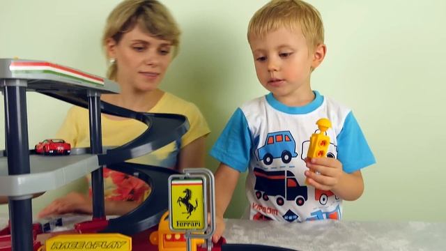Машинки с треком и гаражом - Весёлое видео для детей с машинками смотреть онлайн