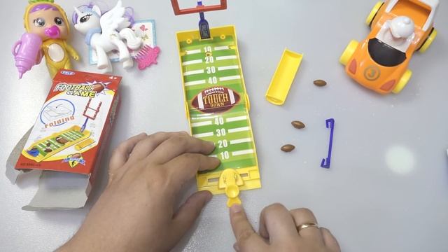 ДЕВОЧКИ против МАЛЬЧИКОВ! Кукурузные палочки Мика с сюрпризом смотреть онлайн