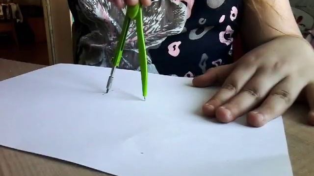Как чертить круги циркулем? Видео урок. Для детей смотреть онлайн