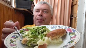 Человек обедает и кушает картошку, котлеты и салат. ASMR MUKBANG