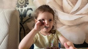 ЛЕРА ПРОБУЕТ ТОРТИК