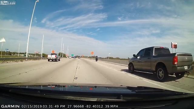 Байкер сталкивается с другим байкером и выходит смотреть онлайн