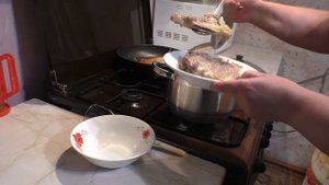 Щи из квашенной капусты с грибами и со свиными ребрышками