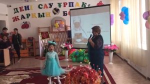 Бабушка с внучкой поют песню