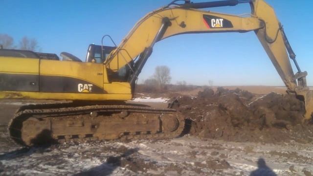 Гусеничный экскаватор CAT 330DL 2007 года. в работе