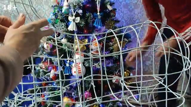 Новогодний олень из гирлянды и проволоки своими руками