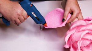 Подарок своими руками / Большая роза с конфетами из гофрированной бумаги / DIY Rose Tutorial