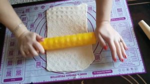 ? Пирог из слоёного теста с рыбной консервой.