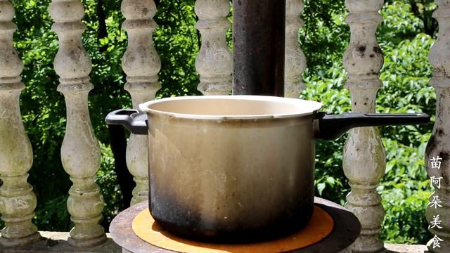 苗大姐做“红焖猪脚”解解馋，软烂入味直接干掉一整个，大口吃肉真过瘾！【苗阿朵美食】