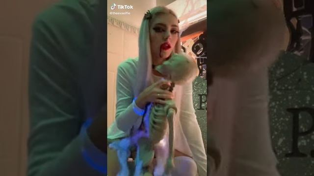 My party friend ?#evaelfie #halloween #хэллоуин смотреть онлайн