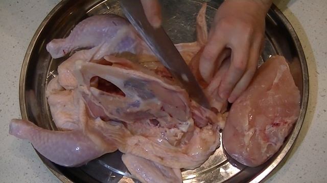 Как вырезать филе грудки и четвертинки из курицы.