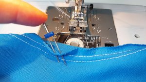 Чтобы футболка не была скучной, нашла современный и модный способ, как обработать горловину и пройму