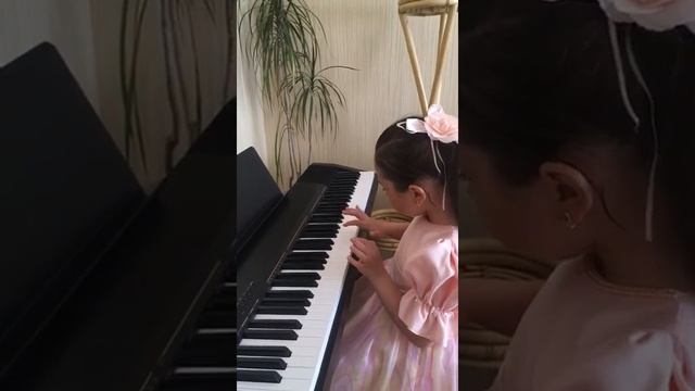 Хузиева Динара, 1 класс. И. Королькова " Песочный домик ", " Музыканты " смотреть онлайн