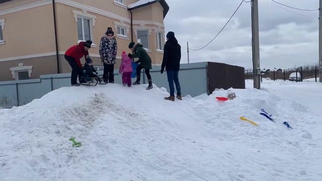 Дети любят кататься на санках смотреть онлайн
