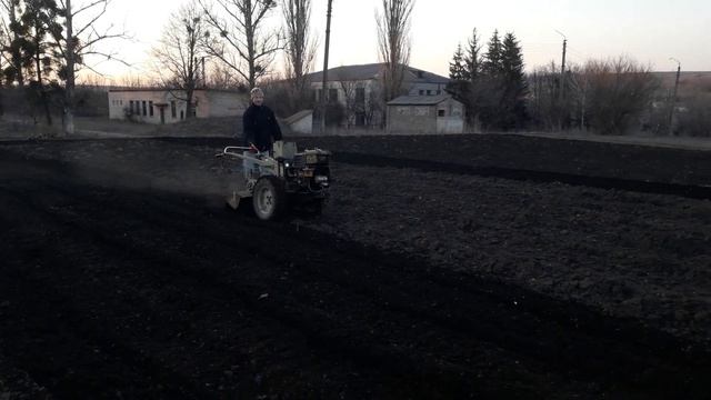 Культивируем землю мотоблоком смотреть онлайн
