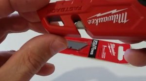 Строительный нож Milwaukee