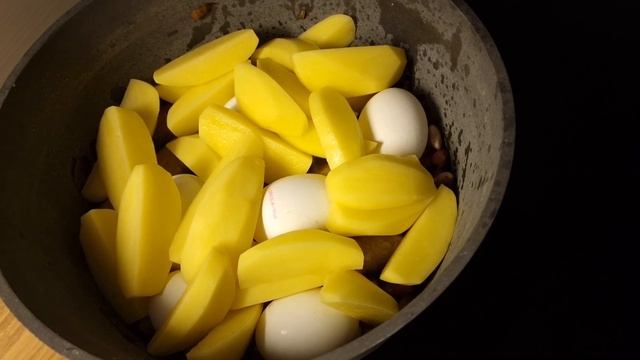 Готовим Чолнт — традиционное еврейское субботнее горячее блюдо, то есть блюдо на Шаббат. смотреть онлайн