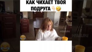 Женщина громко чихает