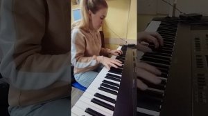 Красиво играет на фортепиано