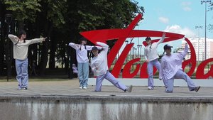 Девушки танцуют современный танец: Калинка-малинка