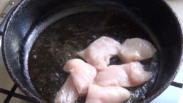 Чахохбили. Кусочки курицы в ароматном соусе из лука и помидоров со свежей зеленью.
