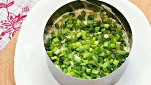 Новогодний салат с ветчиной, грибами, сыром, зеленым луком