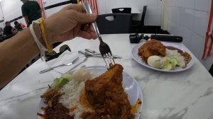 The #1 LOCAL FOOD in Kuala Lumpur, Malaysia 🇲🇾 | Nasi Lemak