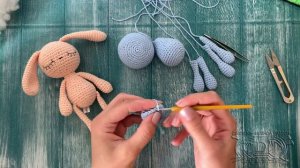 Видео урок, вяжем зайца Карамельку крючком,безопасная игрушка малышу, Knit crochet hare