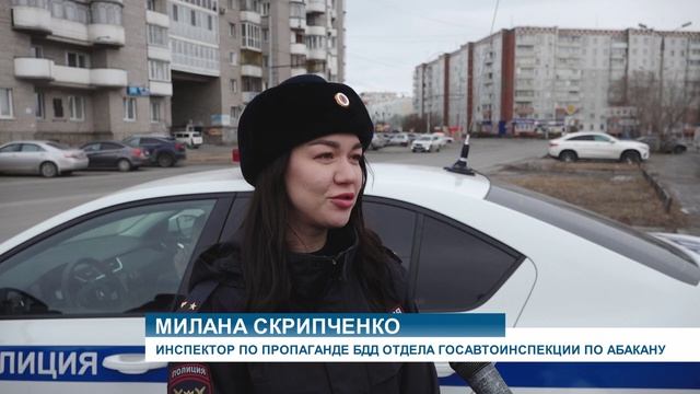 Цветочный патруль: Сотрудники ГИБДД поздравили автоледи с Международным женским днём