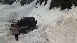 Возле поселка Усть-Кабырза в Таштагольском районе снегом завалило трассу