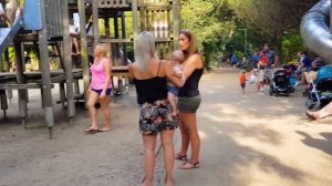 Кукла Катя НА МОРЕ с Эльвирой Играют НА ПЛОЩАДКЕ. КУКЛА УЧИТСЯ ПЛАВАТЬ. Видео для детей про беби бо