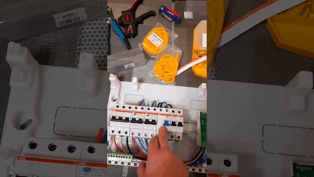 Простая сборка распределительного щитка для бани на ABB Mistral 41 18 модулей .