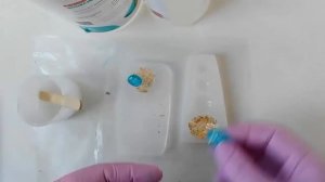 Кулон из эпоксидной смолы с эффектом крокелюра.