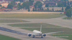 Боинг 777 авиакомпании Nordwind взлетает из аэропорта Адлер (Сочи).