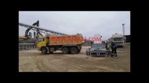 Работа мобильного перегрузочного комплекса зерна из самосвального автотранспорта на судно