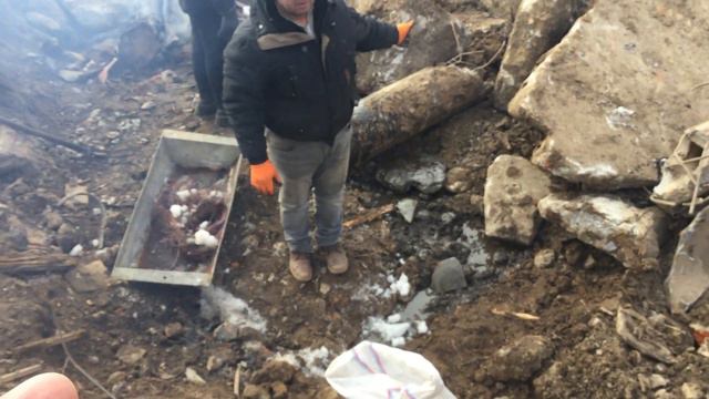 ГАСТАРБАЙТЕРЫ СЖИГАЮТ СТРОИТЕЛЬНЫЙ МУСОР В ЦАО МОСКВЫ! смотреть онлайн