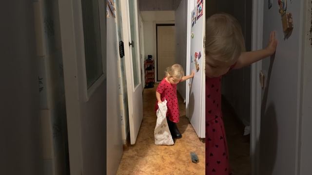 Ева-модель ходит по подиуму ?? смотреть онлайн