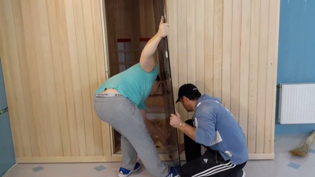 Установка банной стеклянной двери в ИК-сауну. Монтаж. Регулировка.