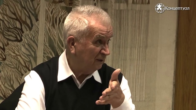 Владимир Зазнобин защищает концепцию перед аудиторией