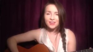 Девушка поет под гитару очень красивую песню  Красиво поет и играет на гитаре