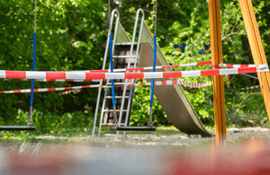 «Подарок» коммунальщиков? Ребенок получил химический ожог на детской площадке в Петербурге