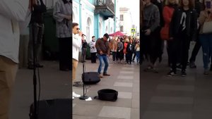 Танцующий бомж на канале Грибоедова в Санкт-Петербурге.