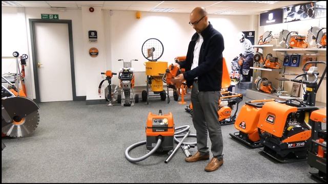 Paul Reviews - @HusqvarnaUK S11 HEPA Vacuum смотреть онлайн