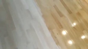 Нанесение лака на паркет