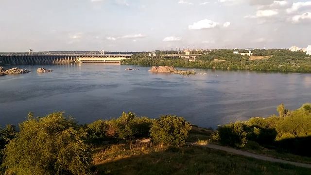Вид на Днепрогэс с территории музея Запорожская Сечь