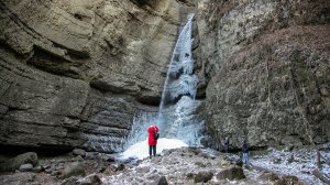 Малый Чегемский водопад Адай-су зимой. Туристическая тропа к водопаду