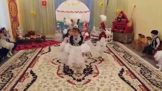 Сафина и Сабина танцуют весенний танец смотреть онлайн