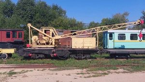 Узкоколейный железнодорожный кран. Пасажирские узкоколейные вагоны. И другие узкоколейные поезда.