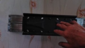 как повесить телевизор в угол комнаты